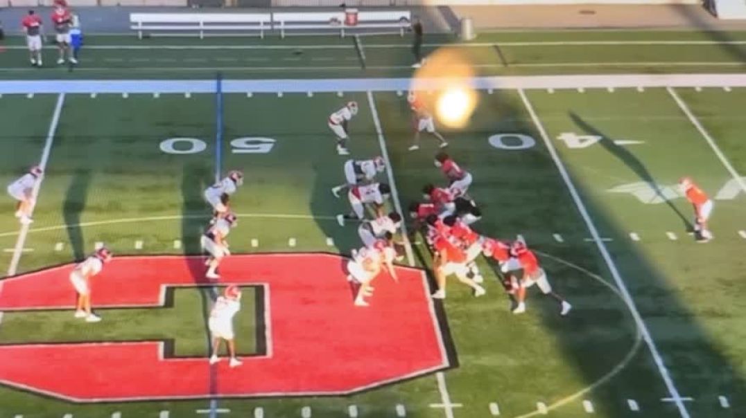 ⁣Skip pull on toss play